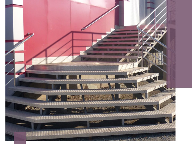 Лестницы для магазина в Смоленске — изготовление и монтаж