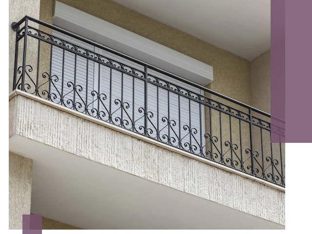 Балконные ограждения из металла и стекла в Смоленске для домов